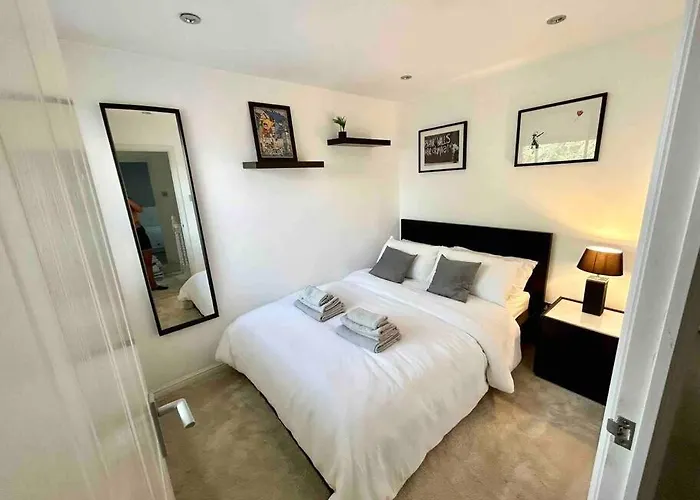 Home In Southsea With Hot Tub, Close To The Sea