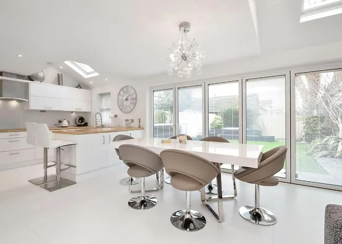 Home In Southsea With Hot Tub, Close To The Sea