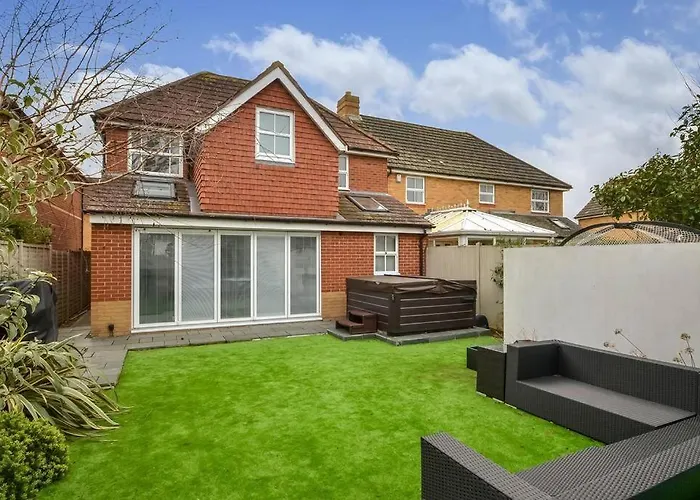 Home In Southsea With Hot Tub, Close To The Sea