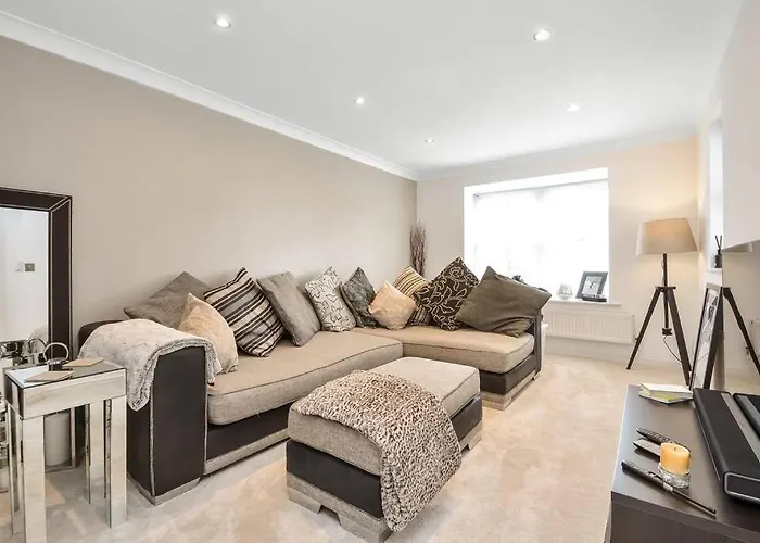 Home In Southsea With Hot Tub, Close To The Sea